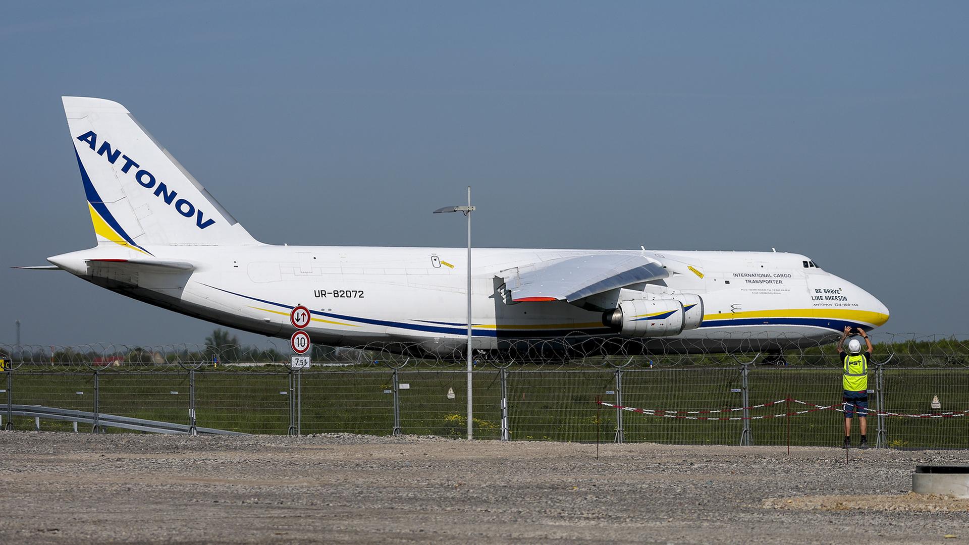 Eine Antonow An-124 ist auf dem Flughafen Leipzig/Halle zu sehen. | dpa
