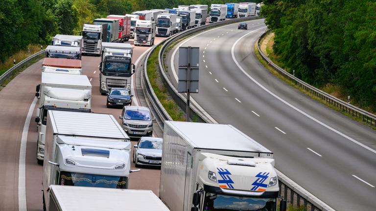 Lastwagen stauen sich auf der Autobahn A12 in Richtung Polen vor der Grenze