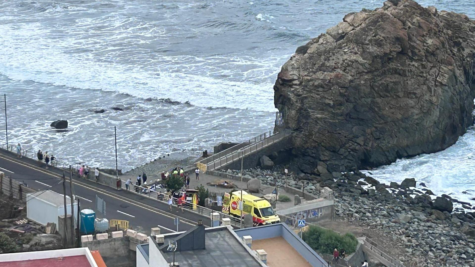Einsatzkräfte stehen beim Strand von Roque de Las Bodegas, Teneriffa, Spanien. | 112 Canarias/dpa