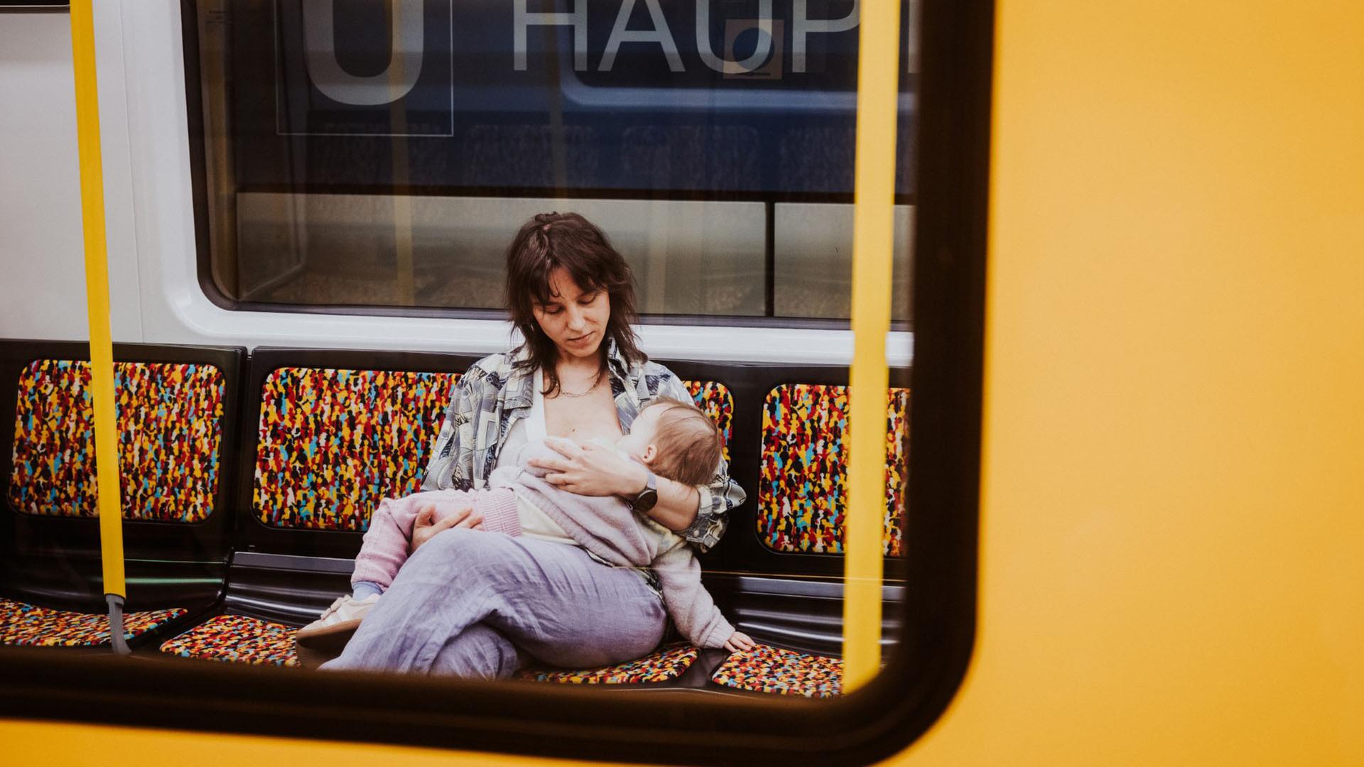 Eine Frau stillt ihr Baby in einer U-Bahn. | Magdalena Luise Mielke