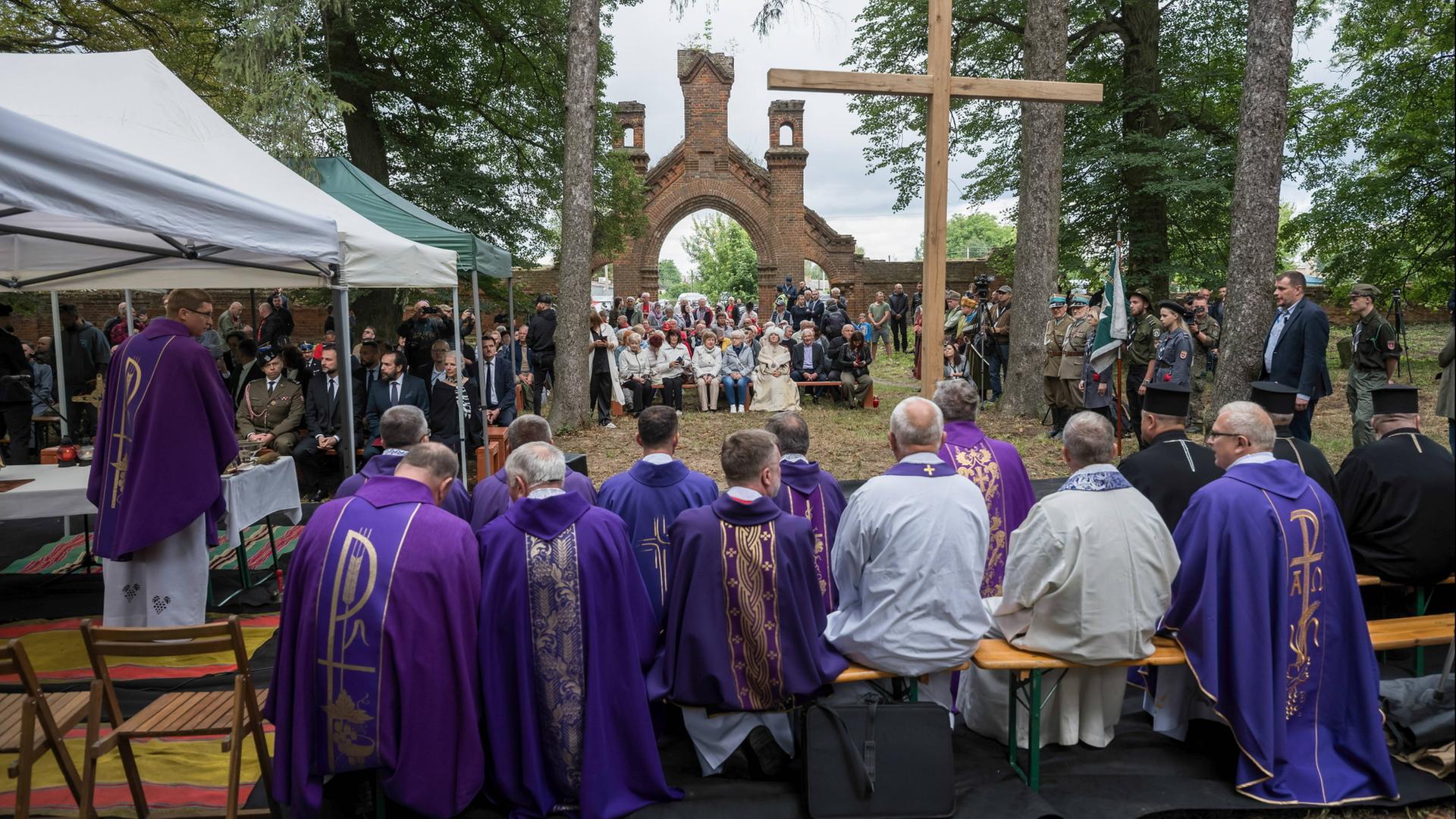Menschen nehmen auf dem römisch-katholischen Friedhof von Olyka in der Westukraine an einer Gedenkfeier für die Opfer des Massakers von Wolhynien teil. | EPA
