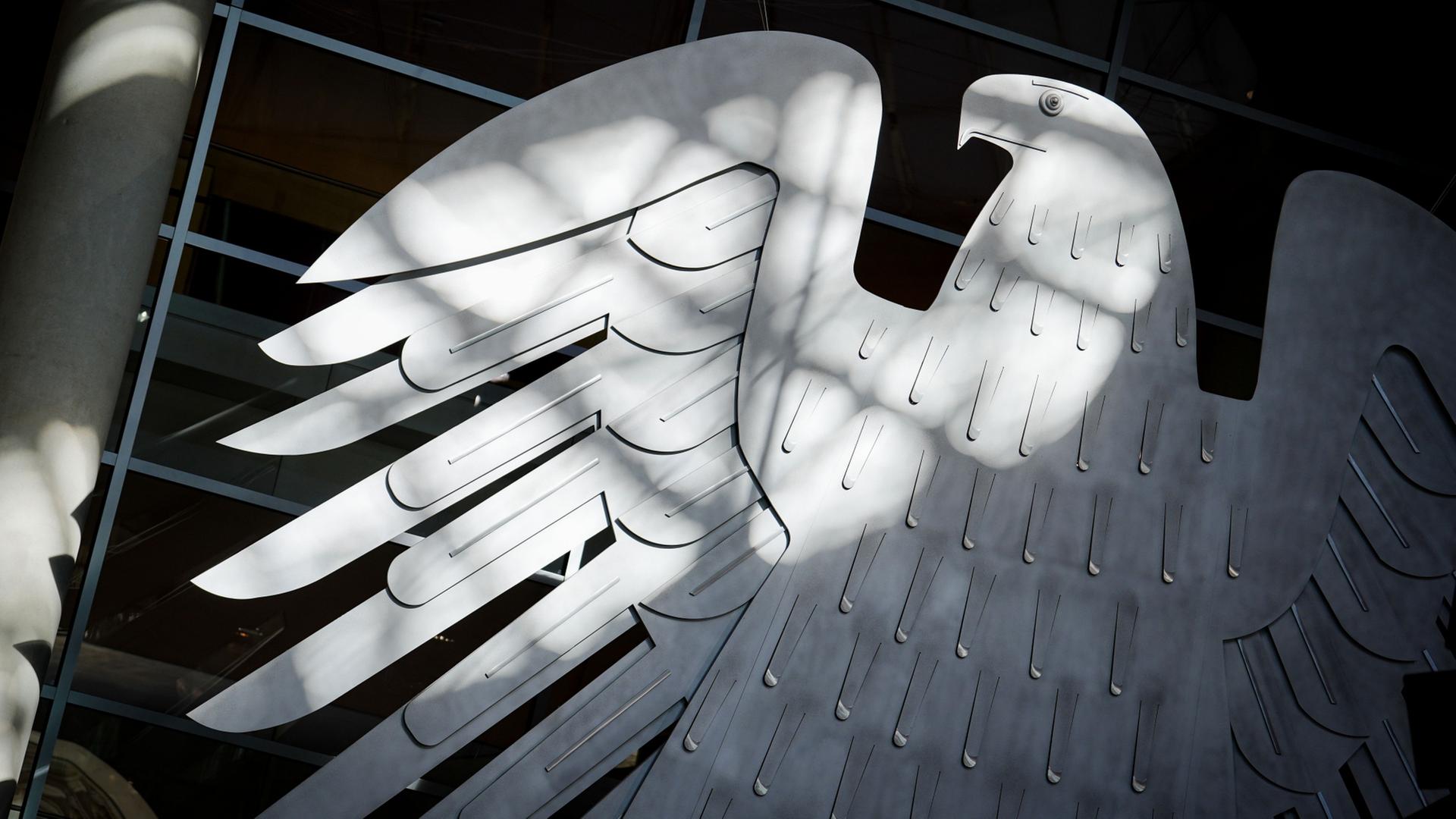 Der Bundesadler wird im Plenarsaal des Bundestags von der Sonne angestrahlt | Kay Nietfeld/dpa