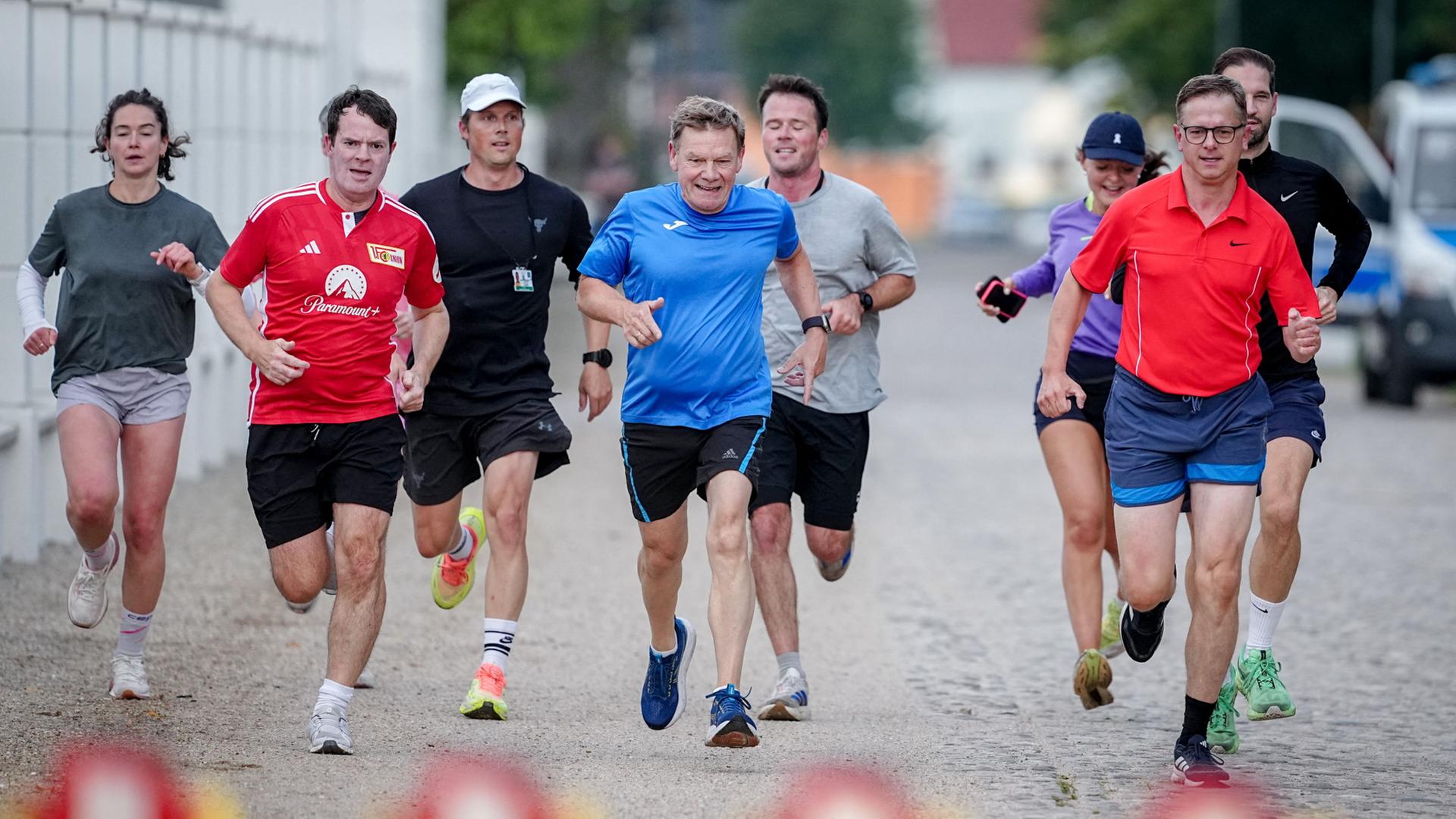 Carsten Linnemann und Johann Wadephul starten am frühen Morgen zu einem Lauf im Schloss Neuhardenberg. | Kay Nietfeld/dpa
