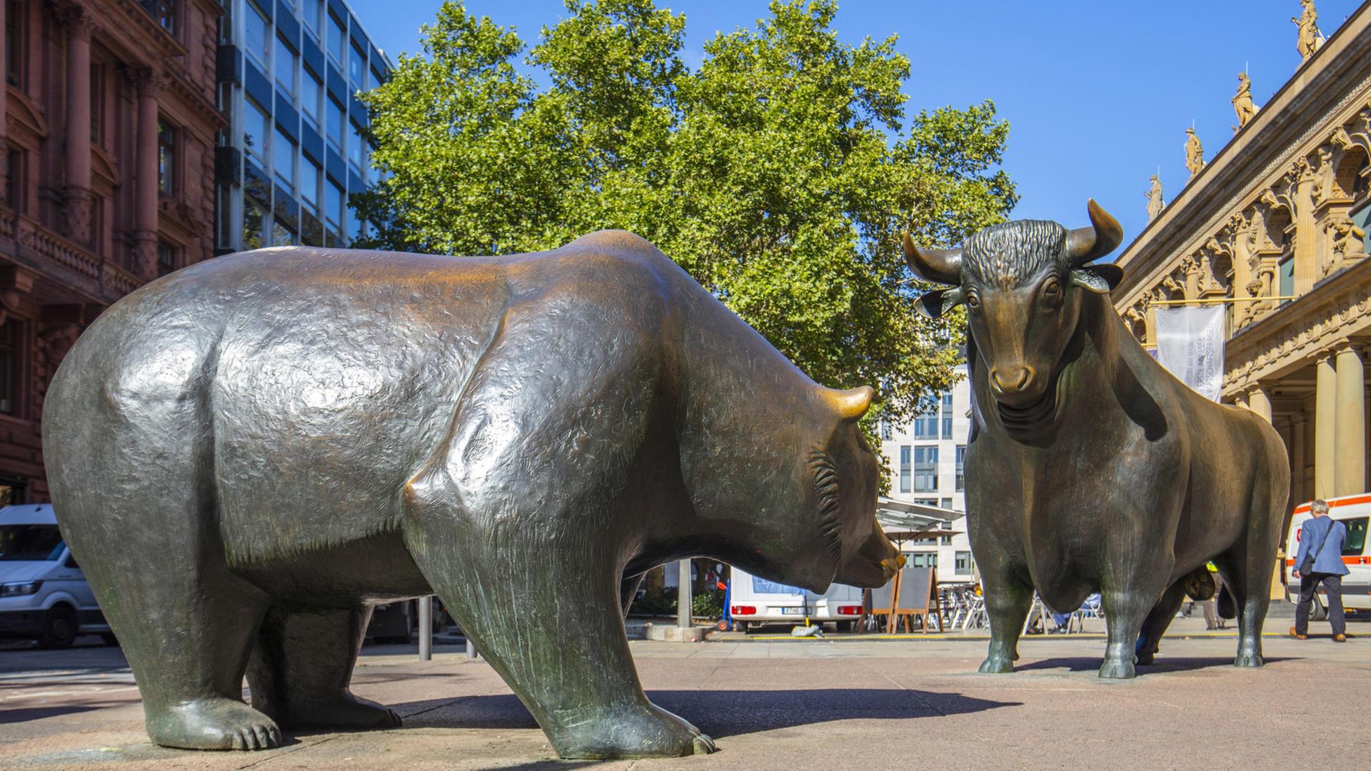 Bulle und Bär vor der Frankfurter Börse | picture alliance / robertharding