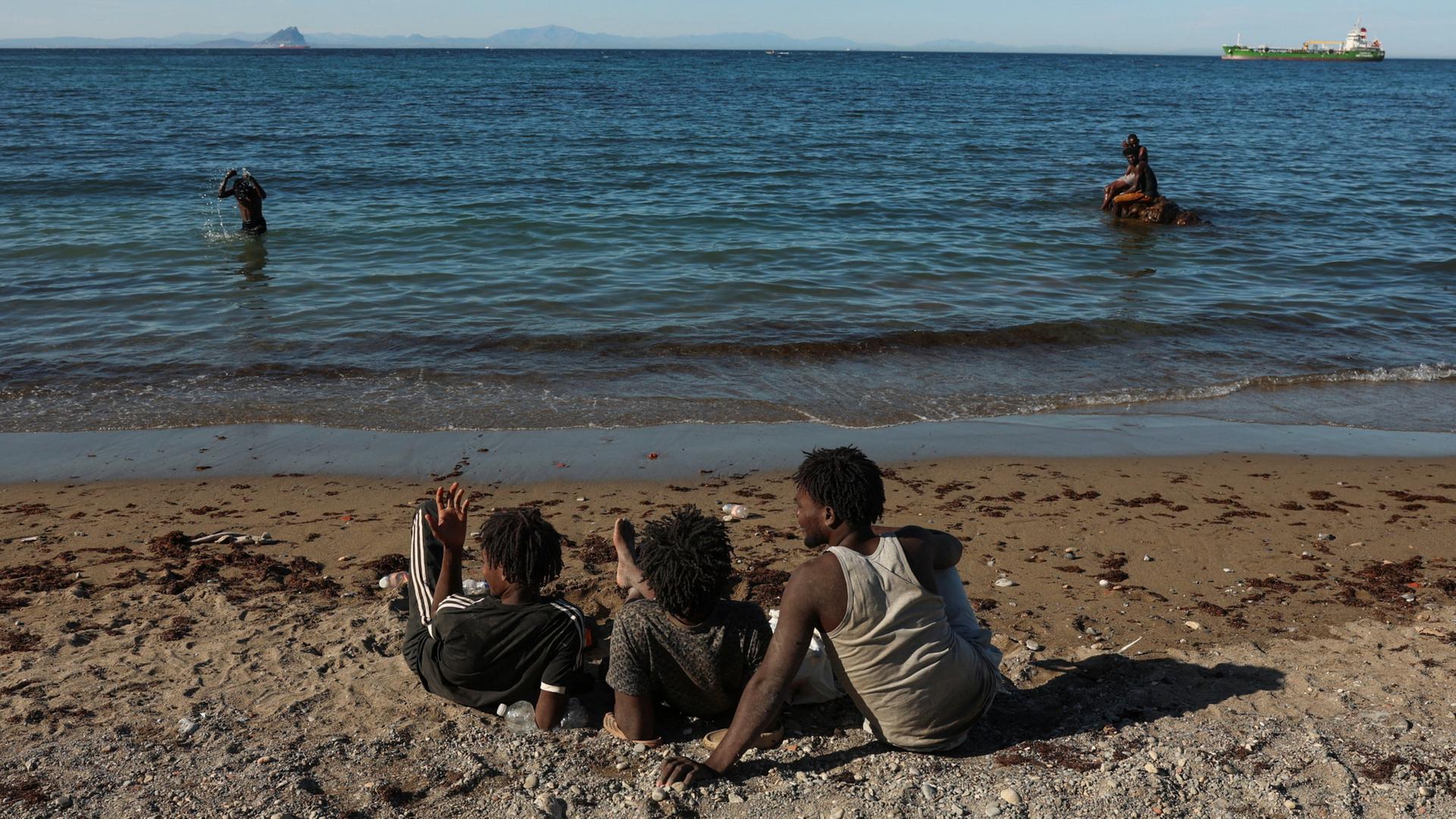 Migranten am Strand von Ceuta, Spanien. | REUTERS