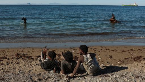 Migranten am Strand von Ceuta, Spanien.