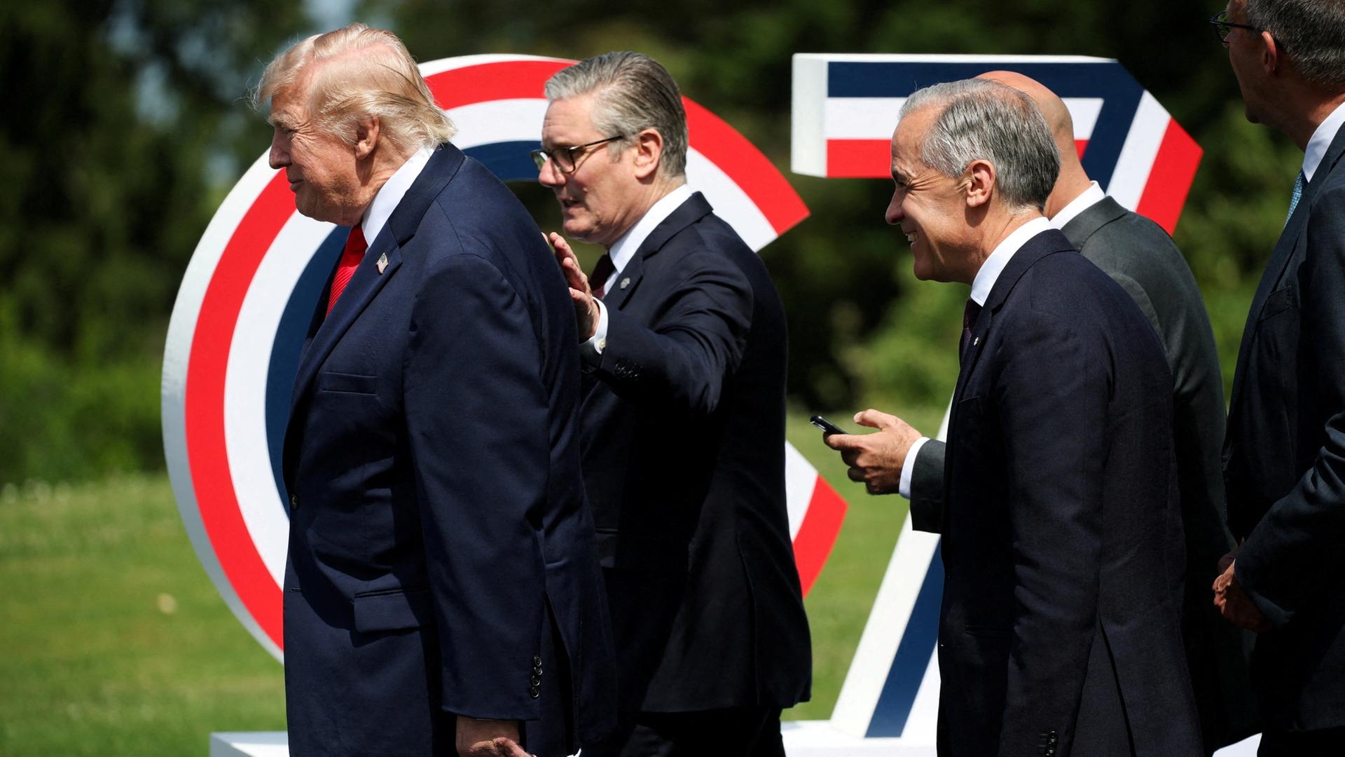 Sanae Takaichi (links), Donald Trump, Keir Starmer, Mark Carney und Friedrich Merz beim G7-Treffen in Evian. | REUTERS