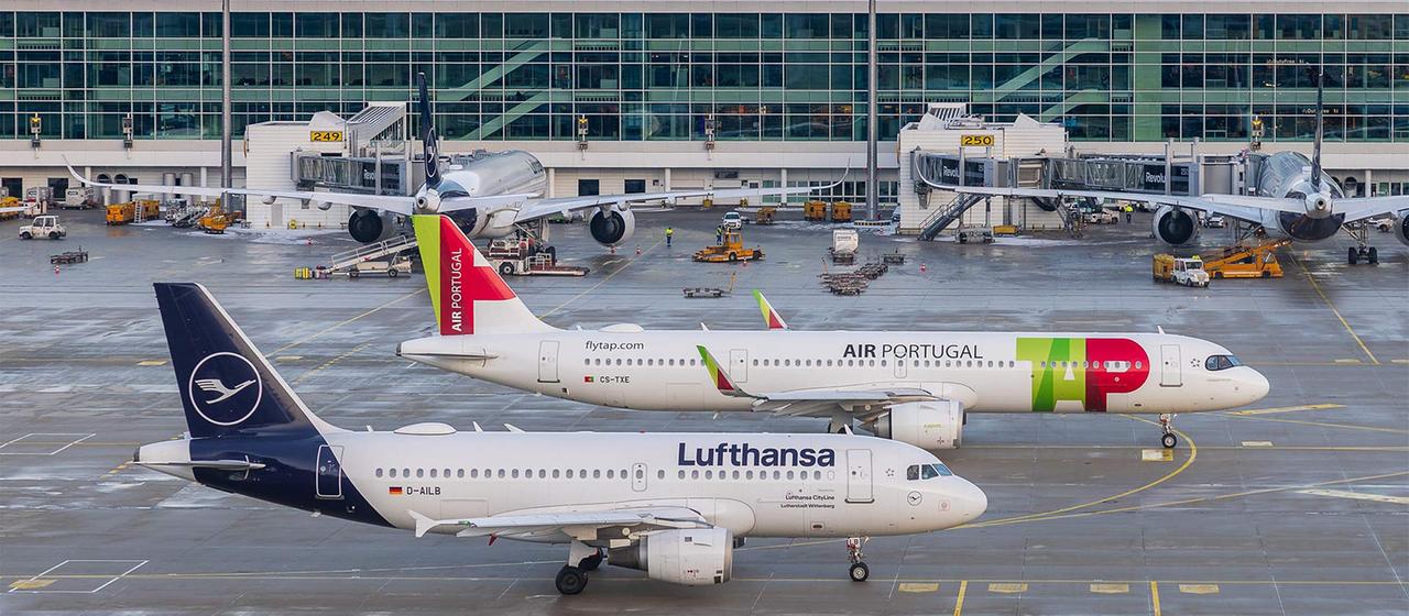 Zwei Flugzeuge der Lufthansa und TAP Air Portugal am Flughafen München.