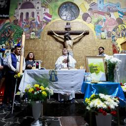 Gläubige gedenken Papst Franziskus in einem Gottesdienst in einer Kirche in Buenos Aires