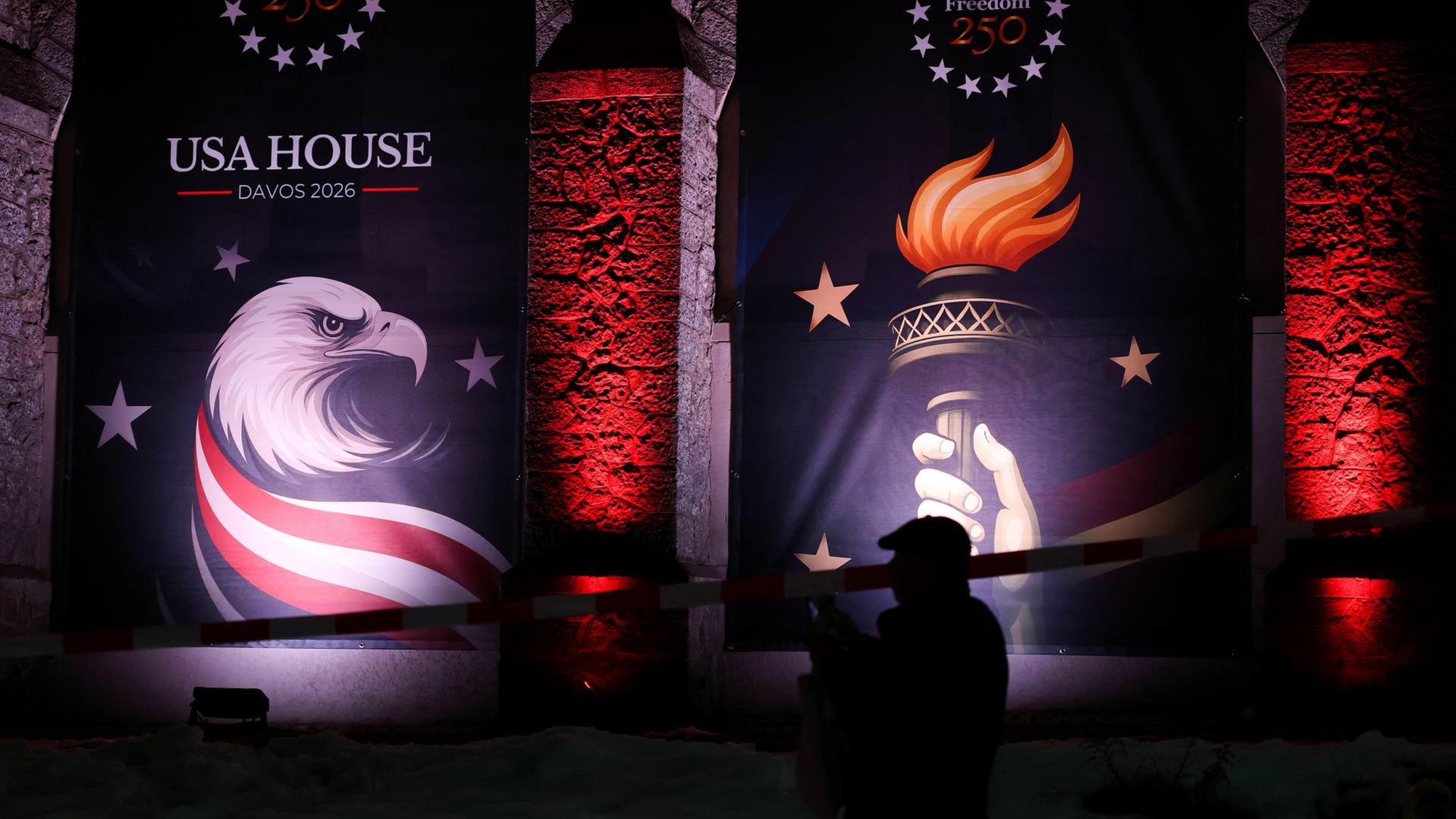 Banner auf dem Weltwirtschaftsforum in Davos am USA House zeigen einen Adler, umgeben von der amerikanischen Flagge und die Fackel der Freiheitsstatue. | REUTERS