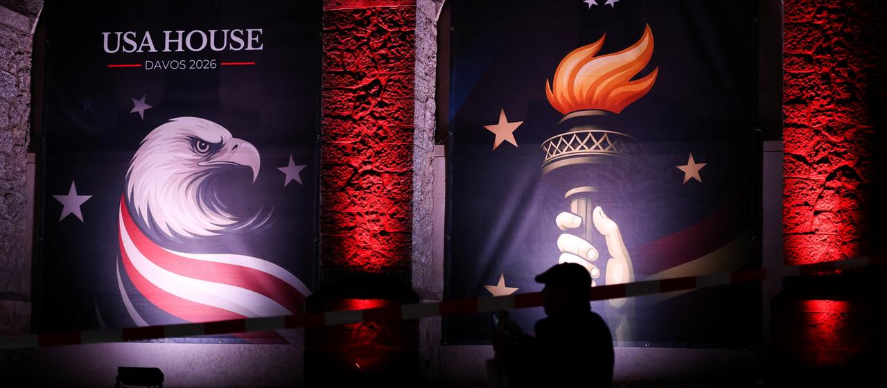 Banner auf dem Weltwirtschaftsforum in Davos am USA House zeigen einen Adler, umgeben von der amerikanischen Flagge und die Fackel der Freiheitsstatue.