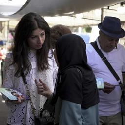 Shannon Seban macht im Pariser Vorort Ivry-sur-Seine (Frankreich) Wahlkampf für das Parteienbündnis von Präsident Macron.