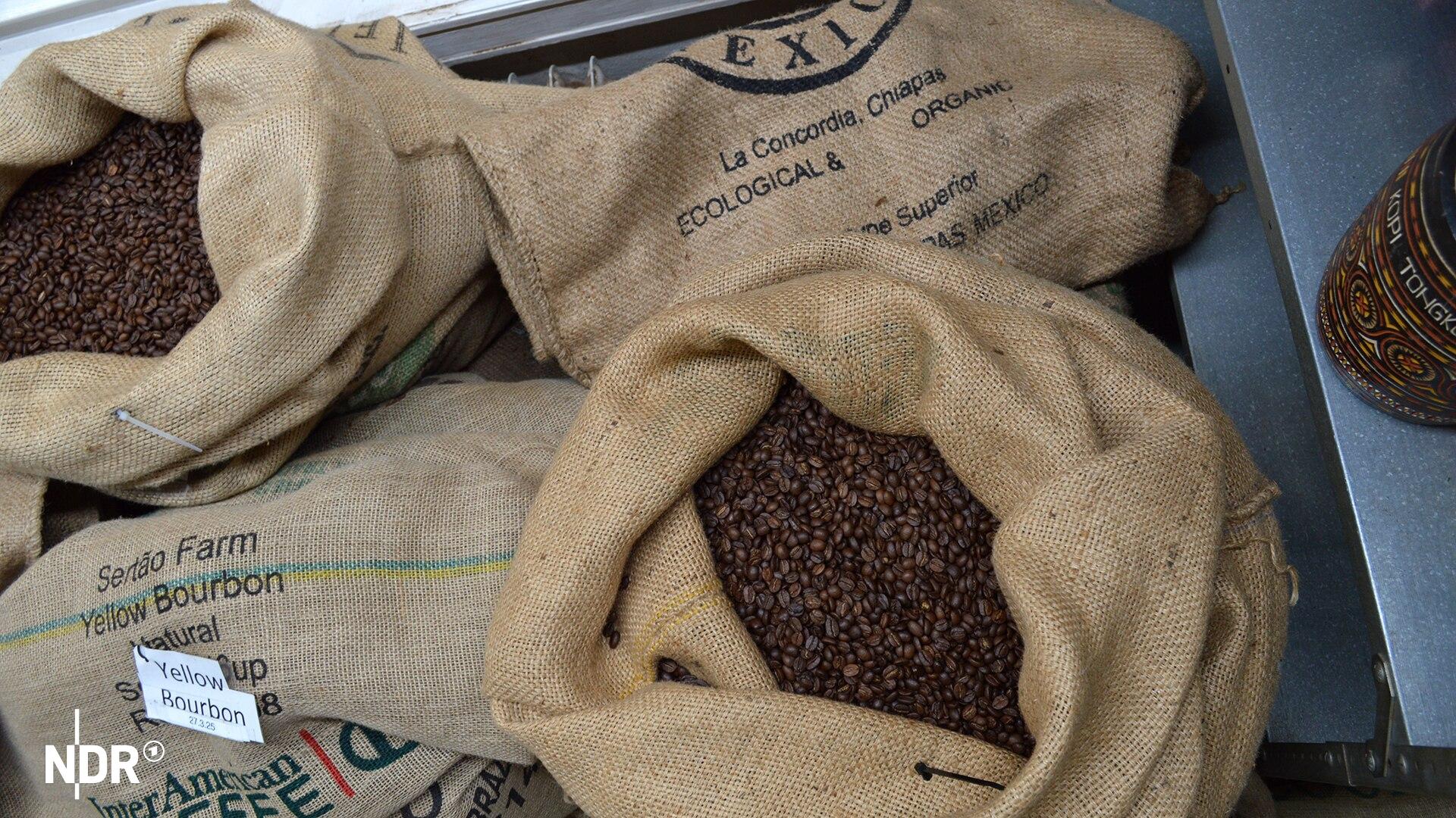 Mehrere Säcke mit Kaffee liegen in einem Lagerraum. | NDR Mehrere Säcke mit Kaffee liegen in einem Lagerraum.