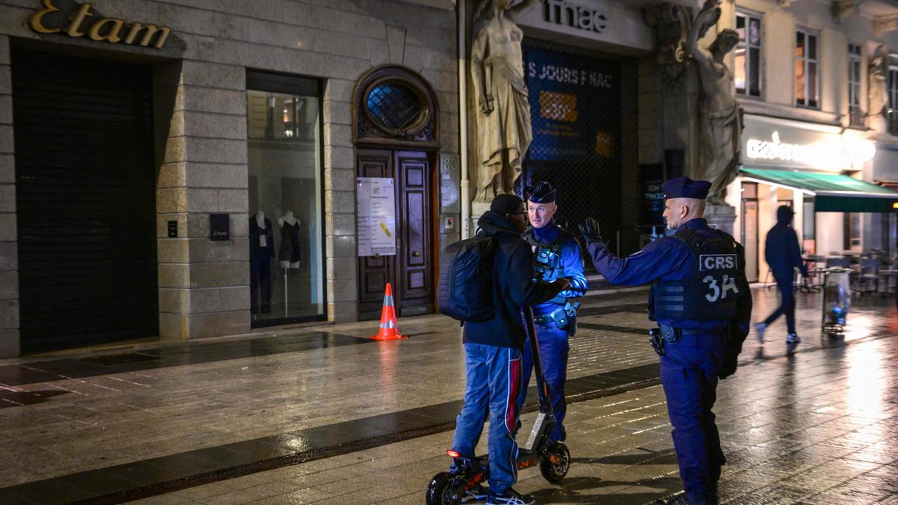 Frankreich verlängert örtliche Ausgangssperren - nach ruhiger Nacht