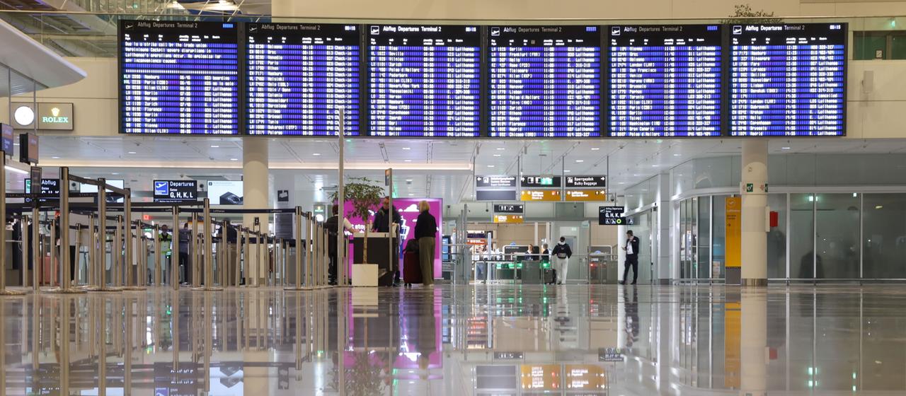 Leerer Schalter der Lufthansa in München