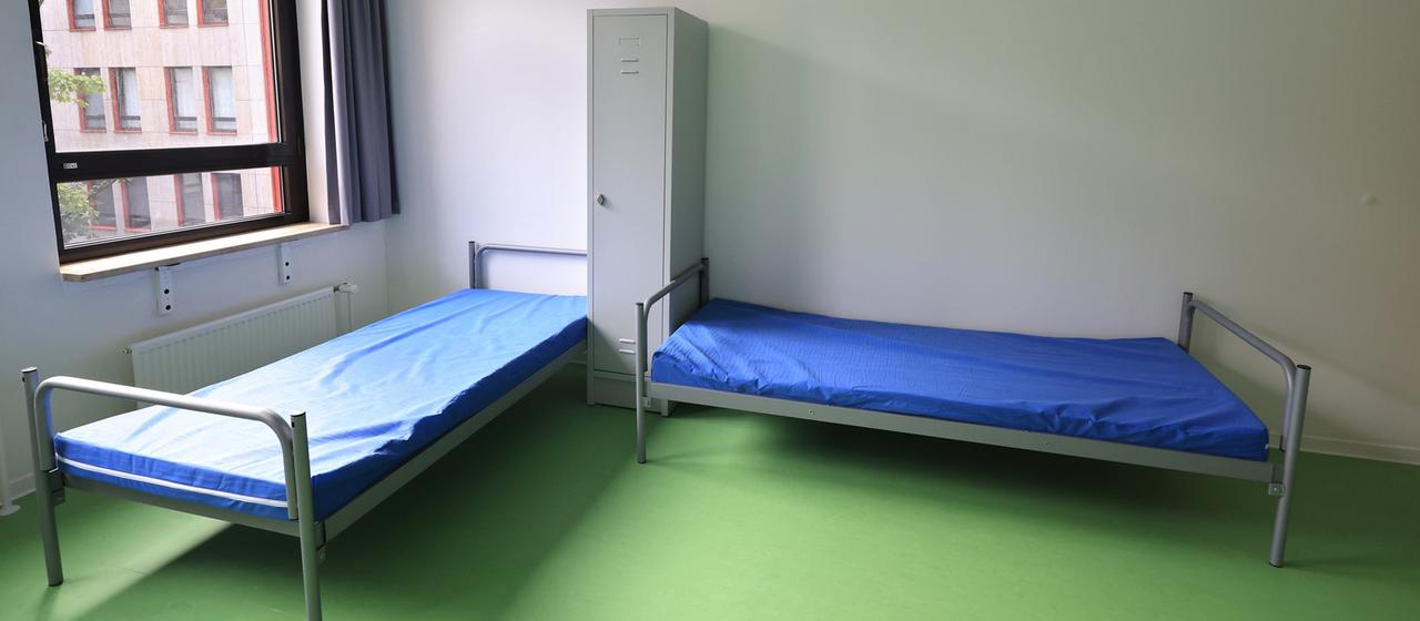 Zwei leere Betten in einer Asylunterkunft