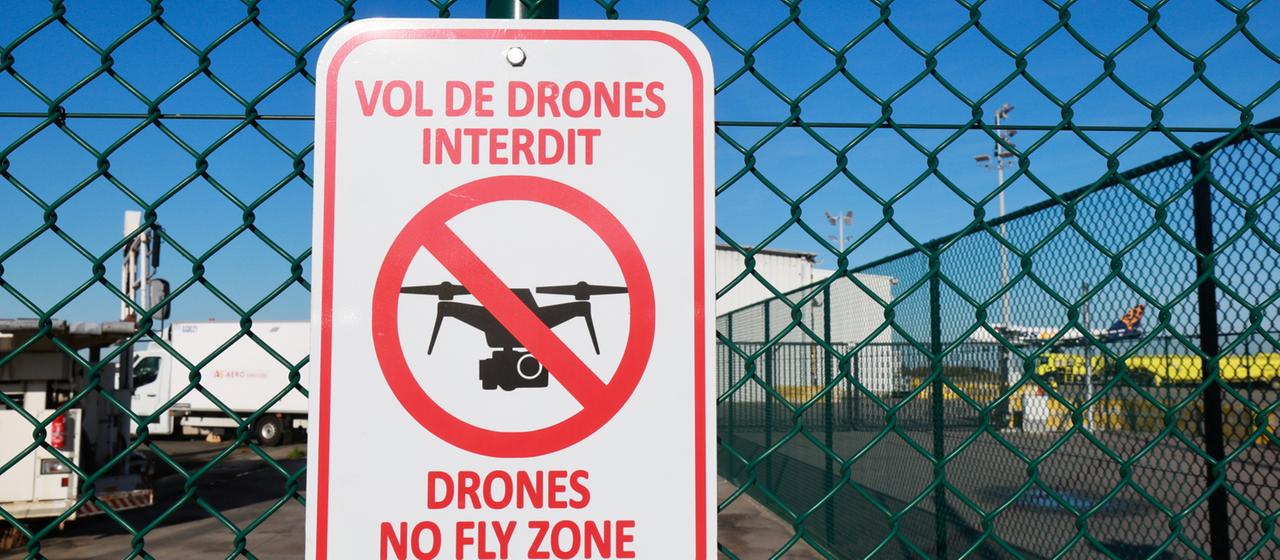 Ein Drohnen-Verbotsschild am Flüghafen Lüttich in Belgien