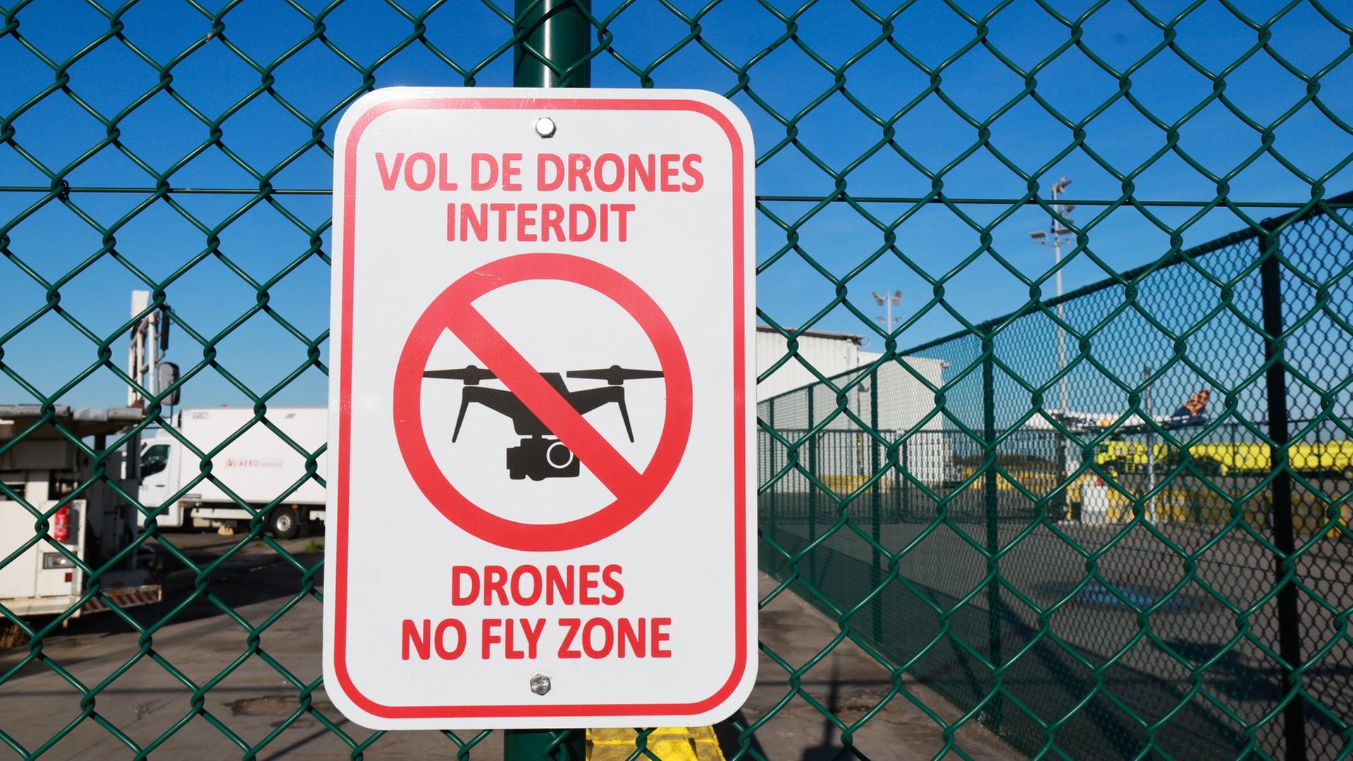 Ein Drohnen-Verbotsschild am Flüghafen Lüttich in Belgien | EPA