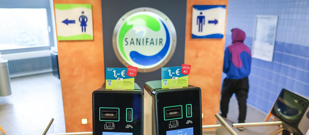 Der Eingangsbereich von Toiletten des Betreibers Sanifair auf einem Rasthof.