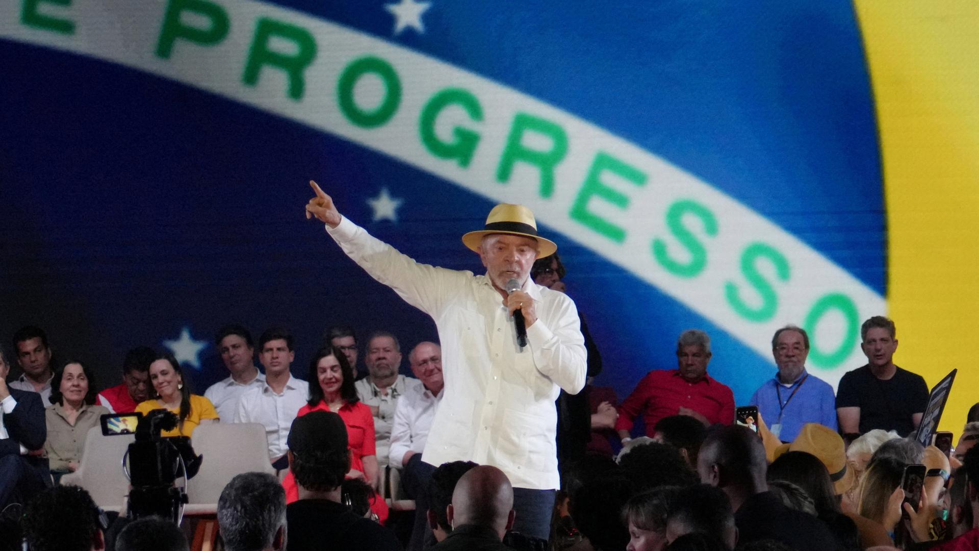 Brasilien Präsident Lula spricht auf einem Parteitag. | REUTERS