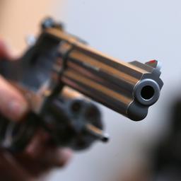 Ein Mann hält eine Waffe