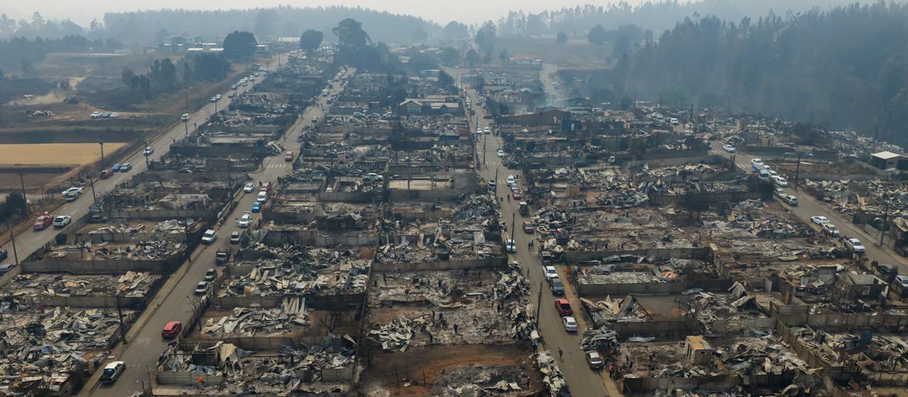 Ein völlig zerstörtes Wohngebiet in Tome/Chile