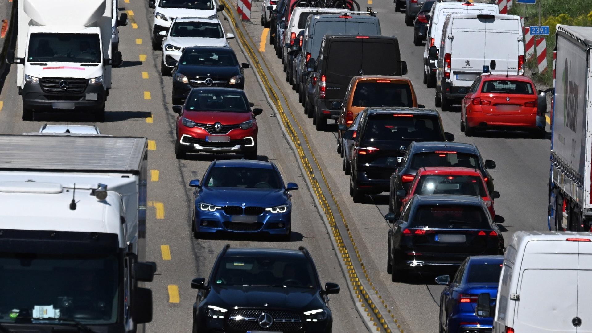 Der Rückreiseverkehr zum Ende der Ferien sorgt für Staus auf Autobahnen. | dpa Bildfunk, picture alliance/dpa | Bernd Weißbrod