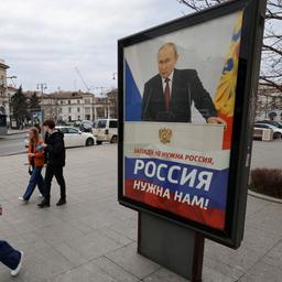 Auf einem Plakat ain Sewastopol (Krim) steht unter einem Konterfei von Wladimir Putin "Wir brauchen Russland"