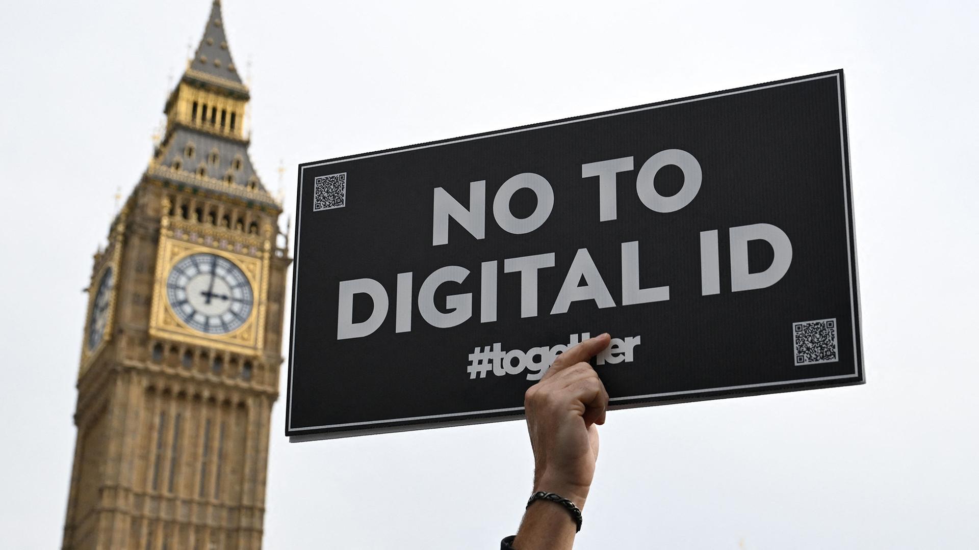 Ein Demonstrant hält im Zentrum Londons ein Plakat mit der Aufschrift 