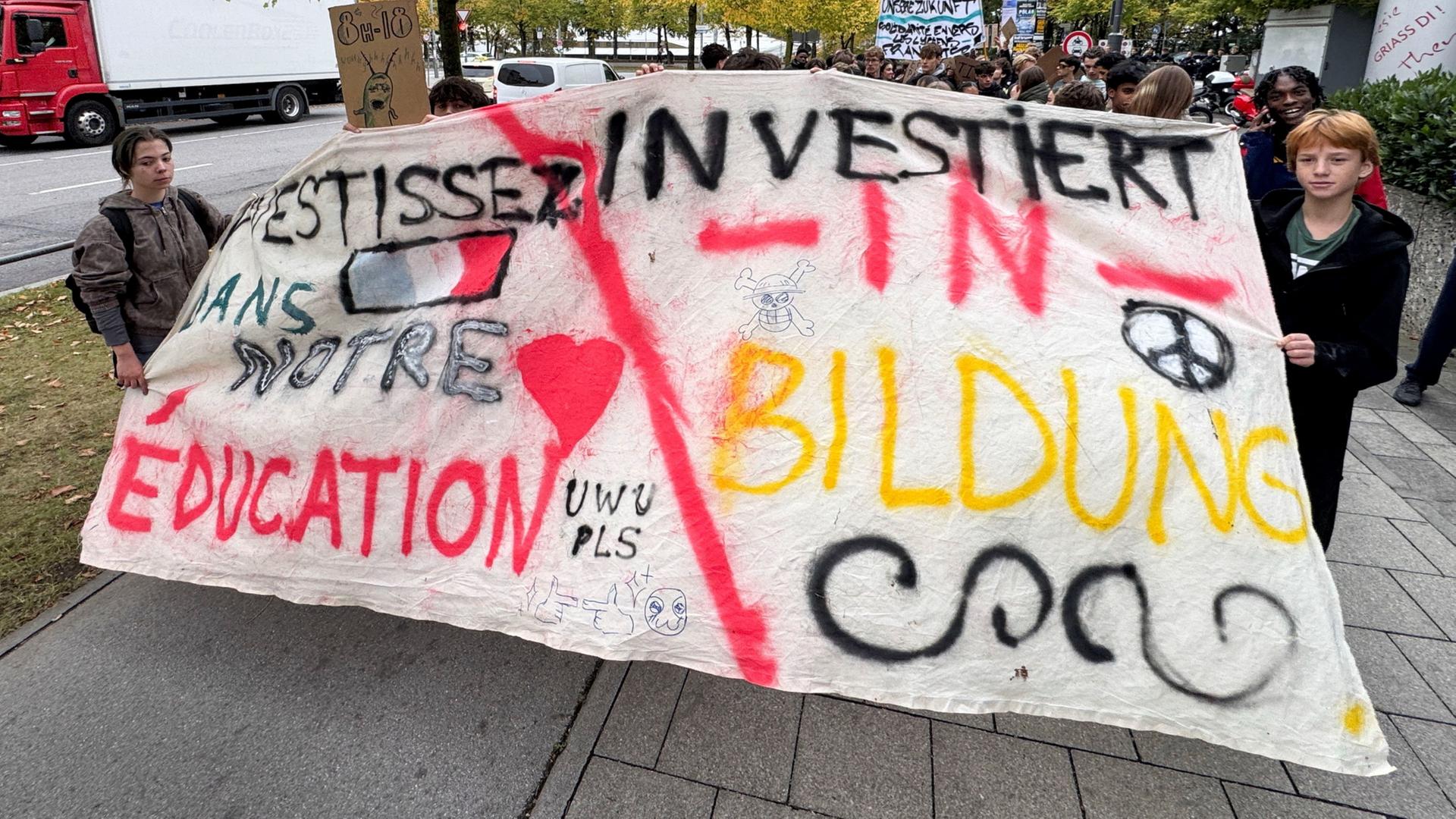 Bei einer Solidarit�tsaktion f�r die Protstierenden in Frankreich stragen Studierende in M�nchen ein Banner.  | REUTERS