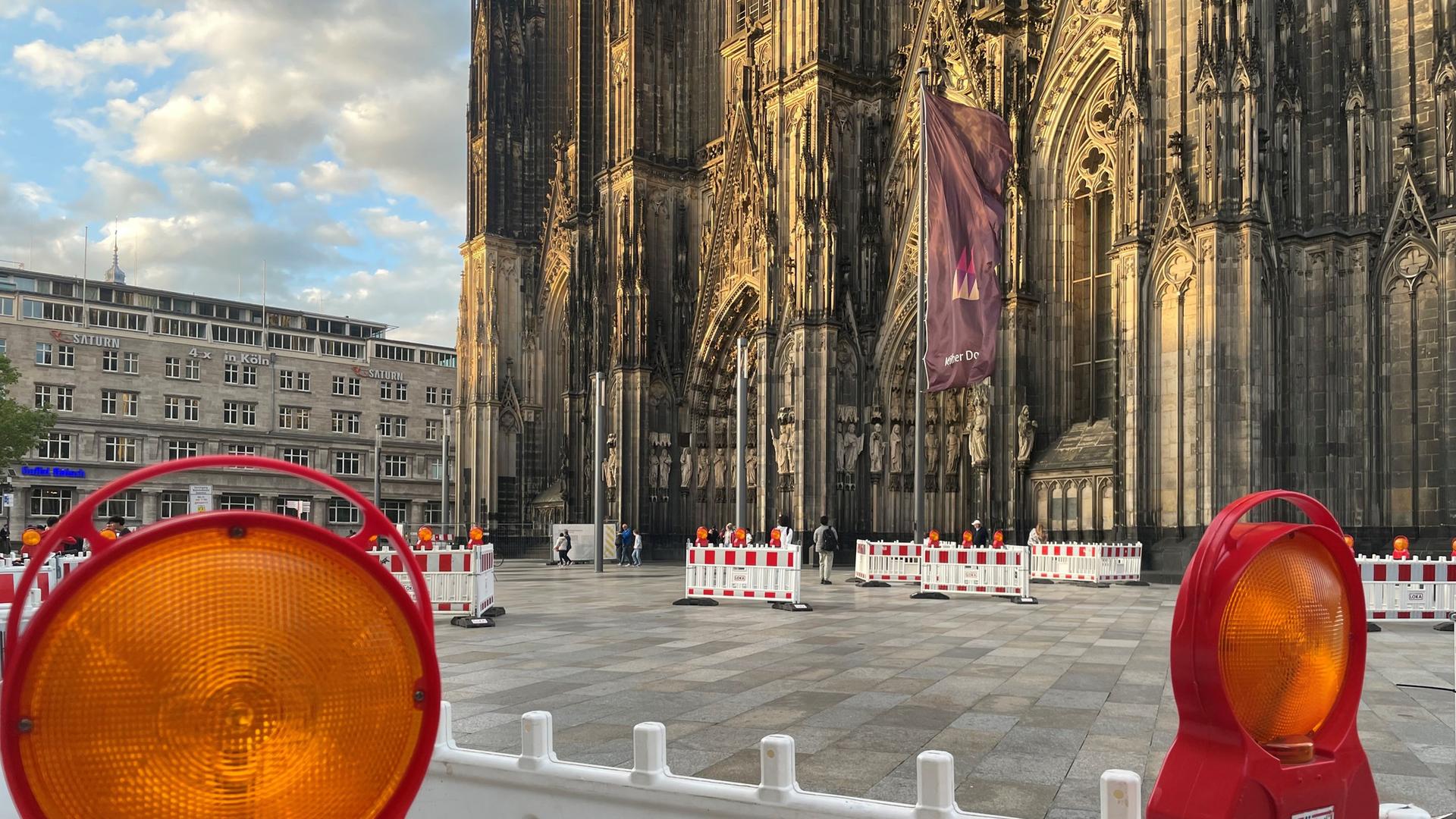 Kölner Domplatte wegen maroden Stützpfeilers gesperrt