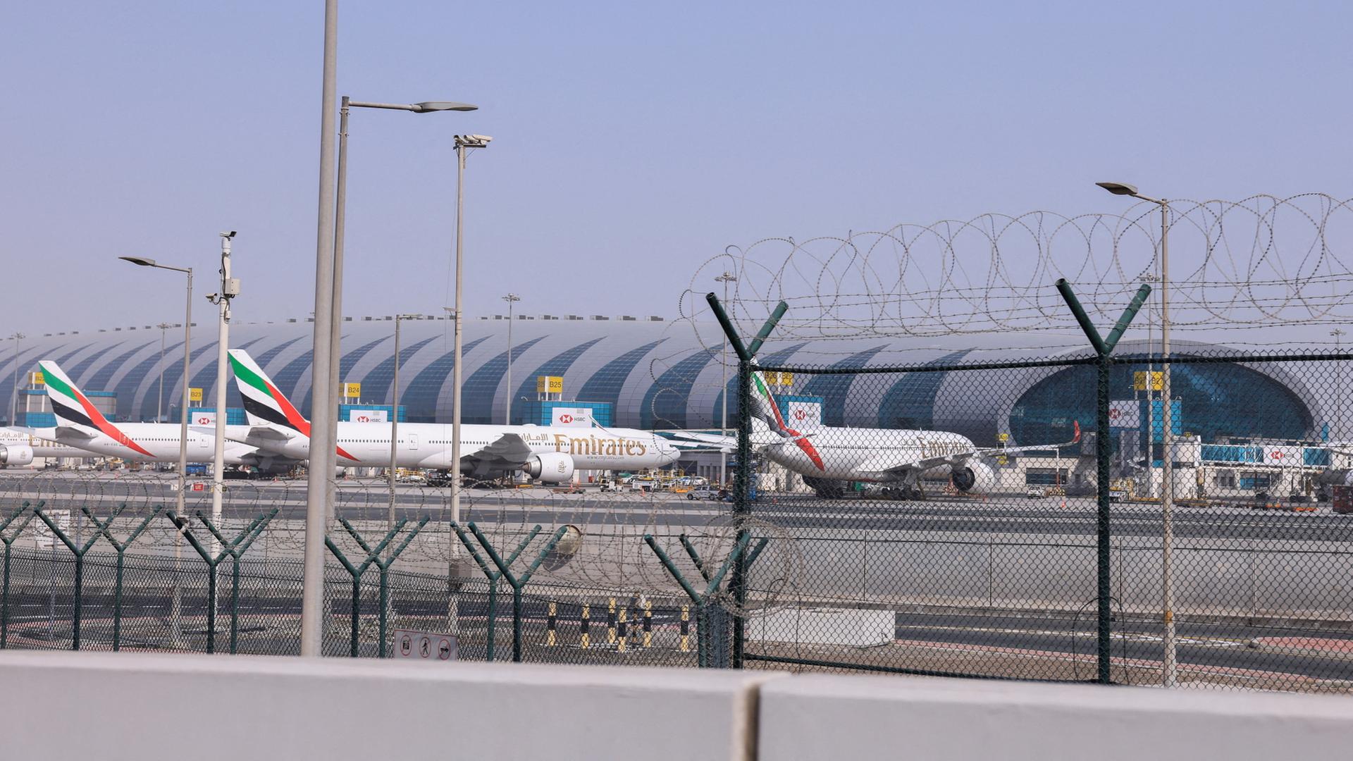 Mehrere Emirates-Maschinen stehen auf dem Flughafen von Dubai | REUTERS