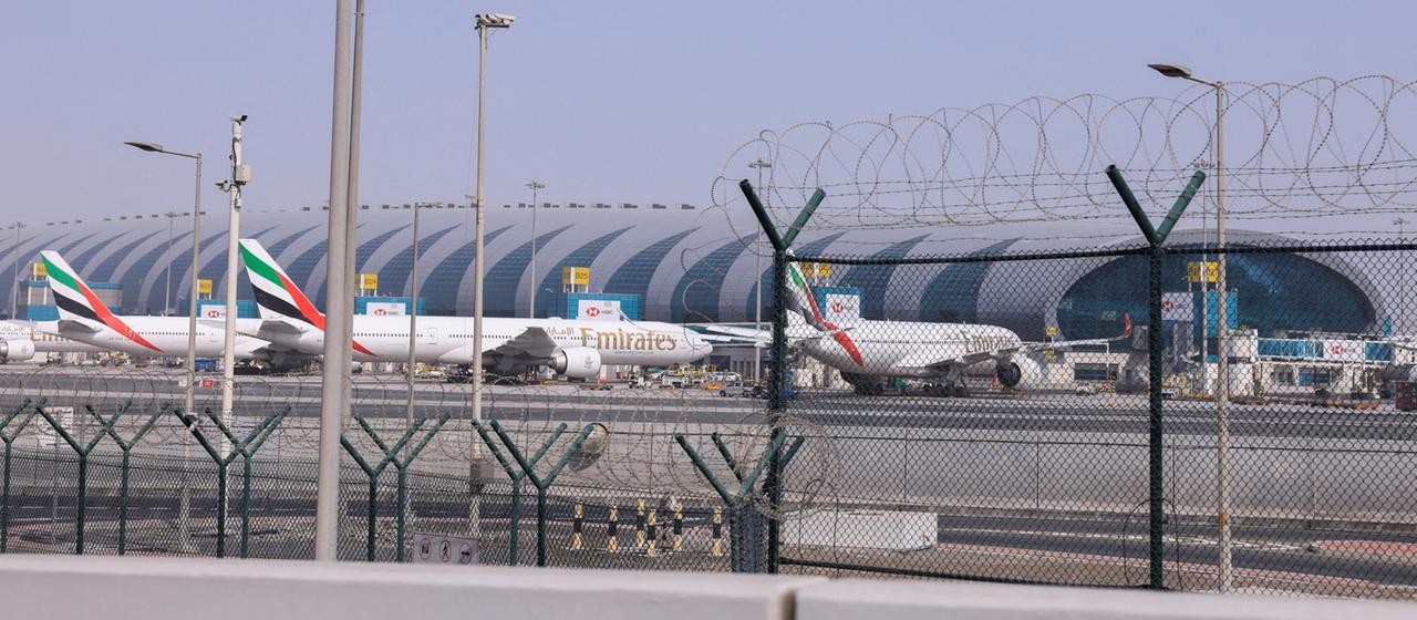 Mehrere Emirates-Maschinen stehen auf dem Flughafen von Dubai
