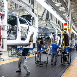 Mitarbeiter in der Fahrzeugmontage bei VW.