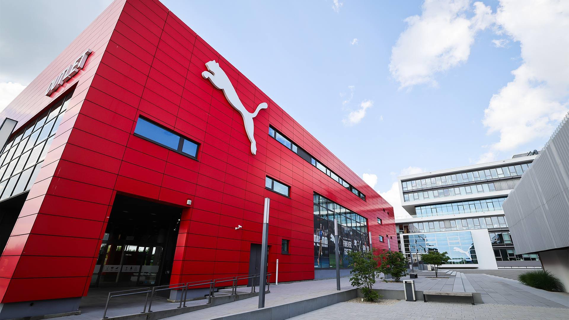 Das Logo von Puma ist neben einem Eingang am Firmensitz des Sportartikelherstellers in Herzogenaurach. | picture alliance/dpa