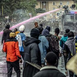 Ein Wasserwerfer der Polizei ist in Nairobi im Einsatz gegen Demonstranten.