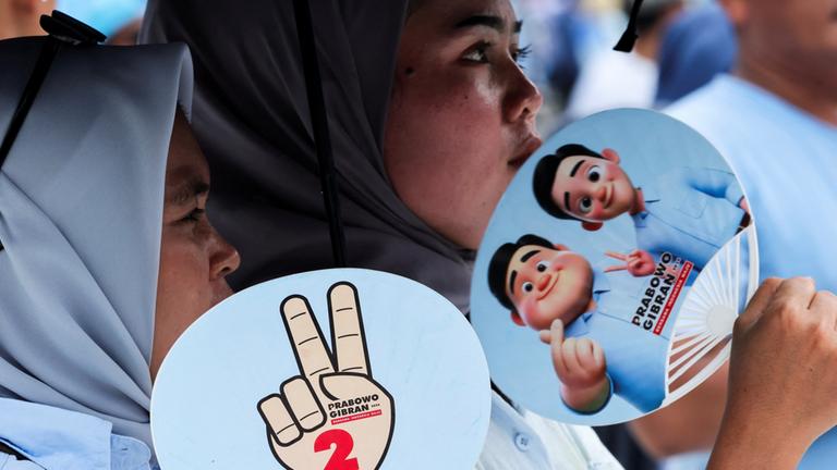Zwei Frauen bei einer Wahlkampfveranstaltung in Indonesien