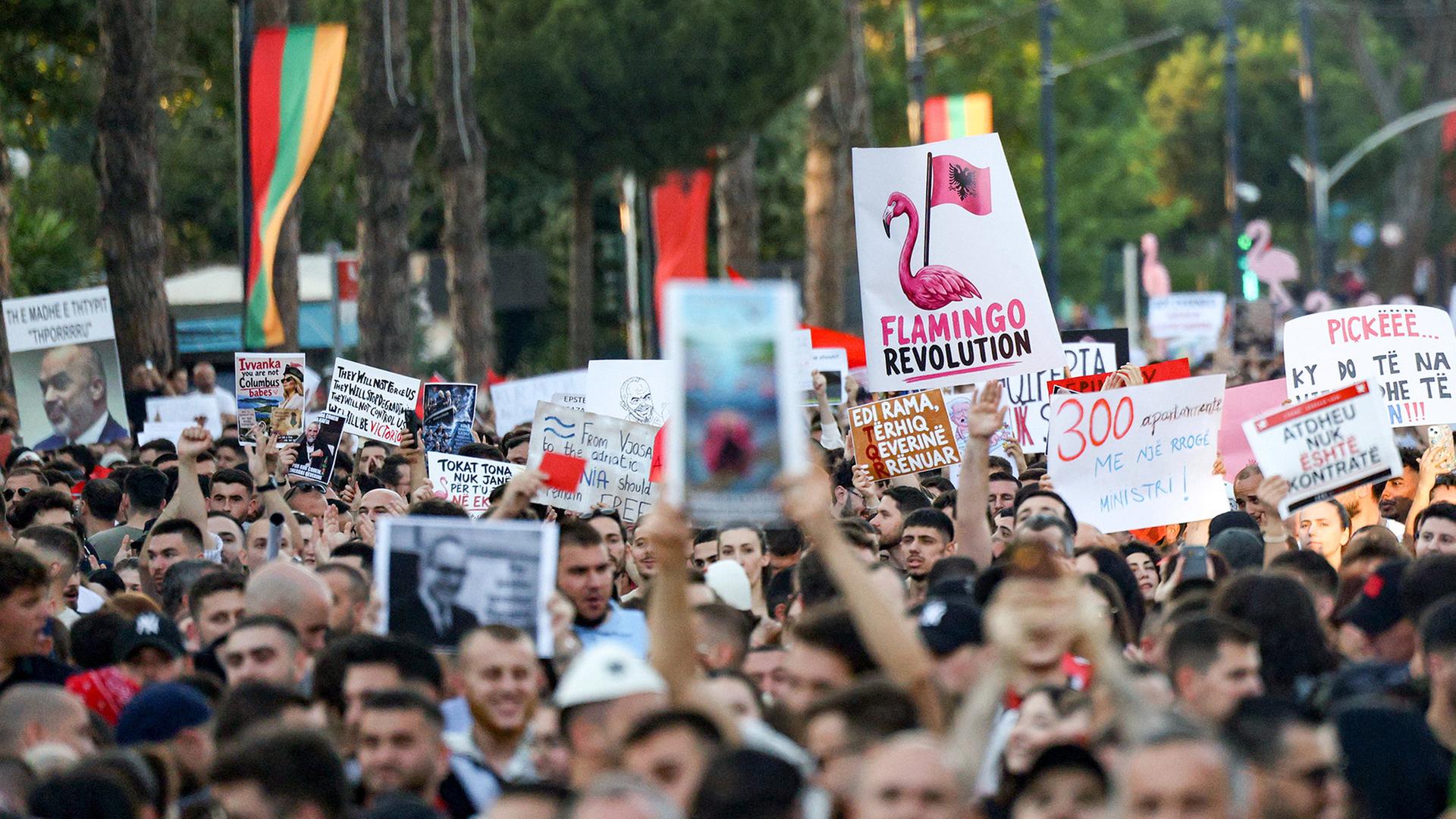 Demonstranten halten Transparente während einer Protestkundgebung hoch. | REUTERS