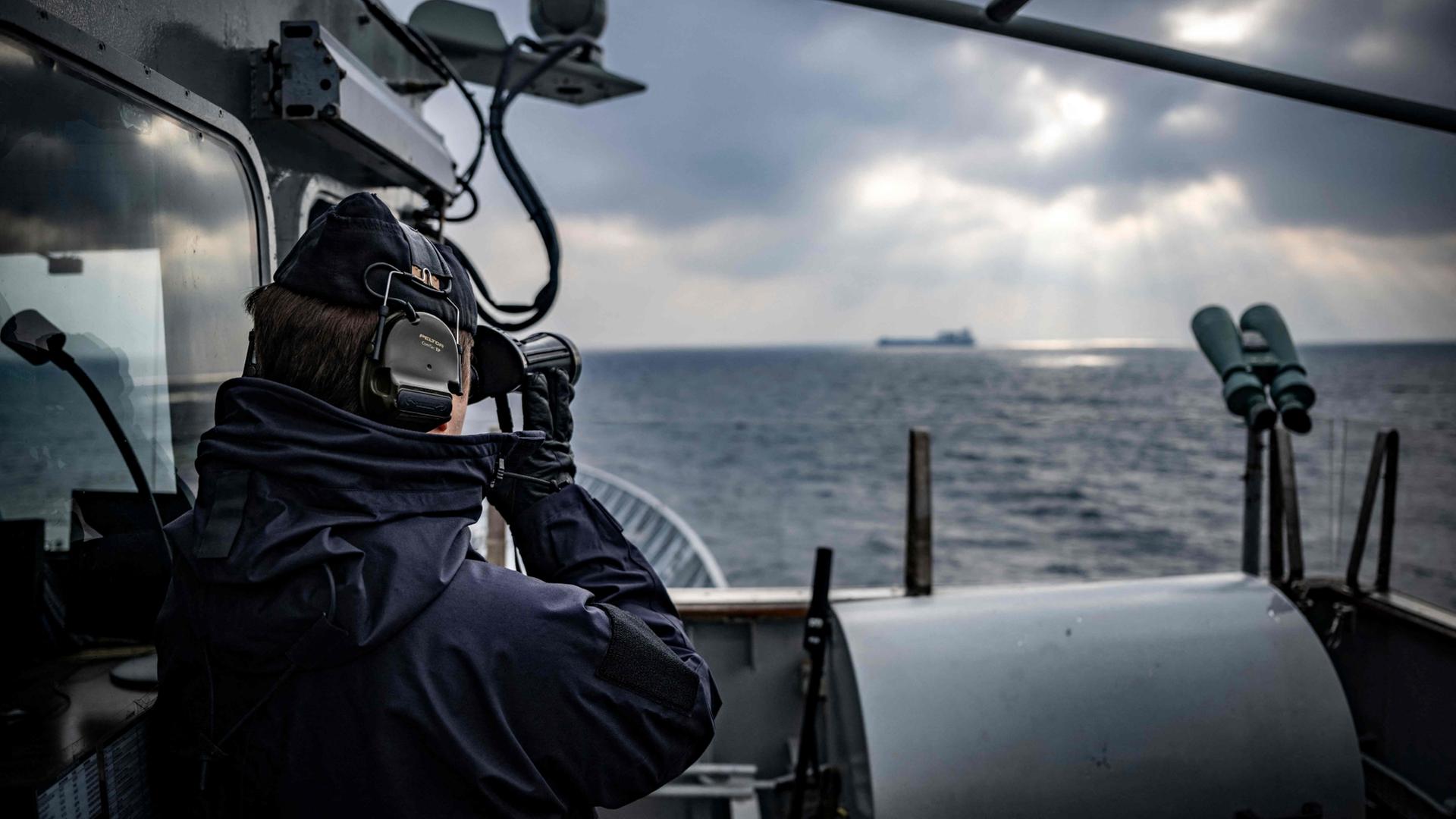 Ein schwedischer Marinesoldat beobachtet ein Schiff auf der Ostsee. | AFP