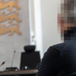 Der Physiotherapeut von hinten und verpixelt vor dem Landgericht Ellwangen.