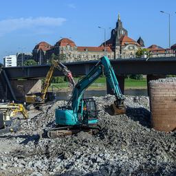 Bagger beseitigen auf der Altstädter Elbseite Trümmerteile des eingestürzten Brückenzuges der Carolabrücke.