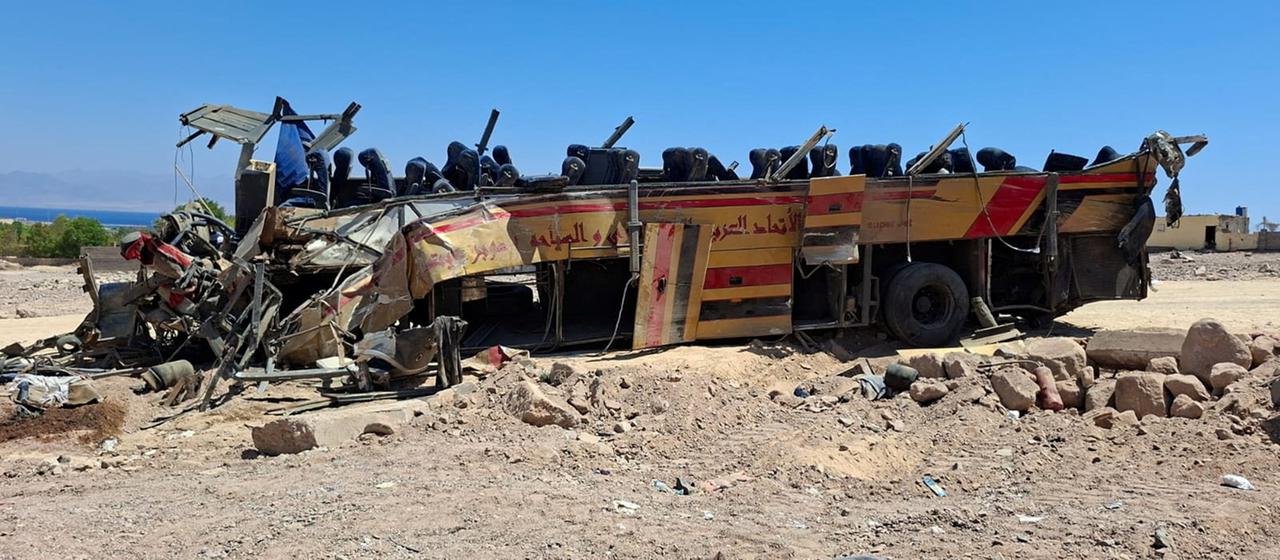 Das Wrack eines Busses auf einer Straße im Süd-Sinai