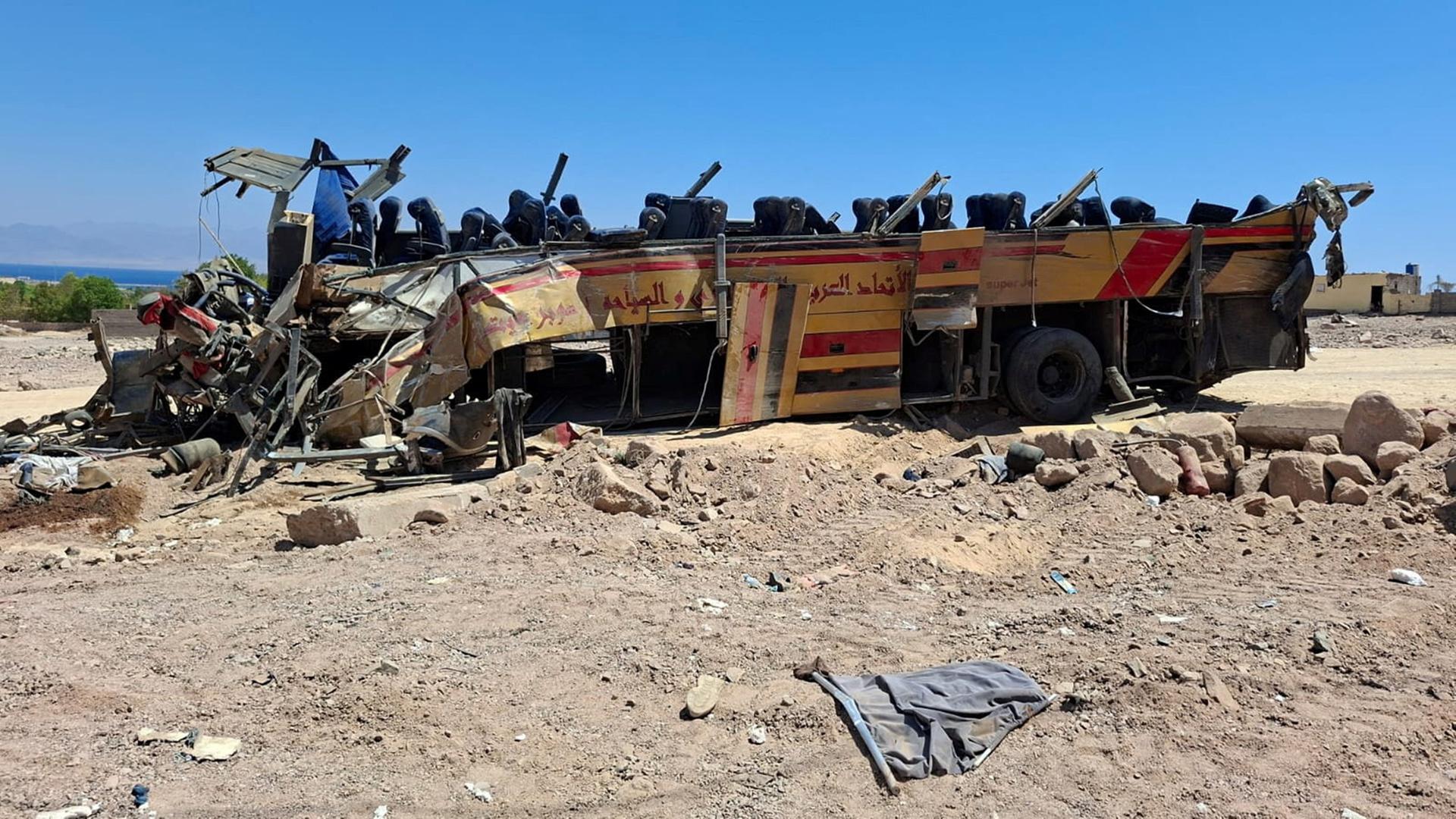 Das Wrack eines Busses auf einer Straße im Süd-Sinai | REUTERS