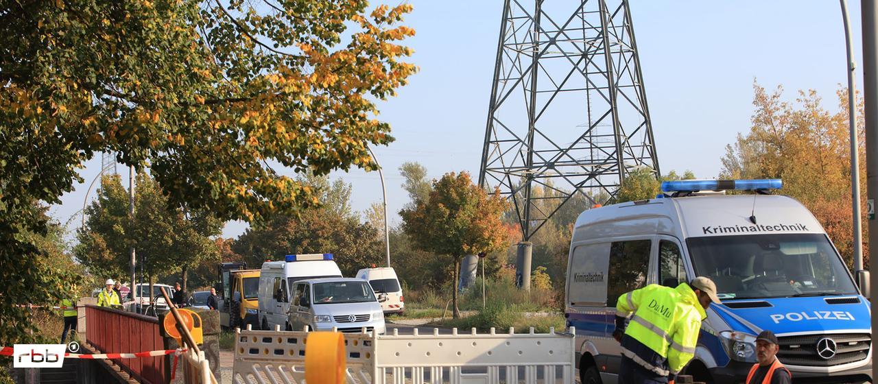 Ein Brand unter einer Kabelbrücke in Berlin-Marzahn. (Quelle: J. Boutin)