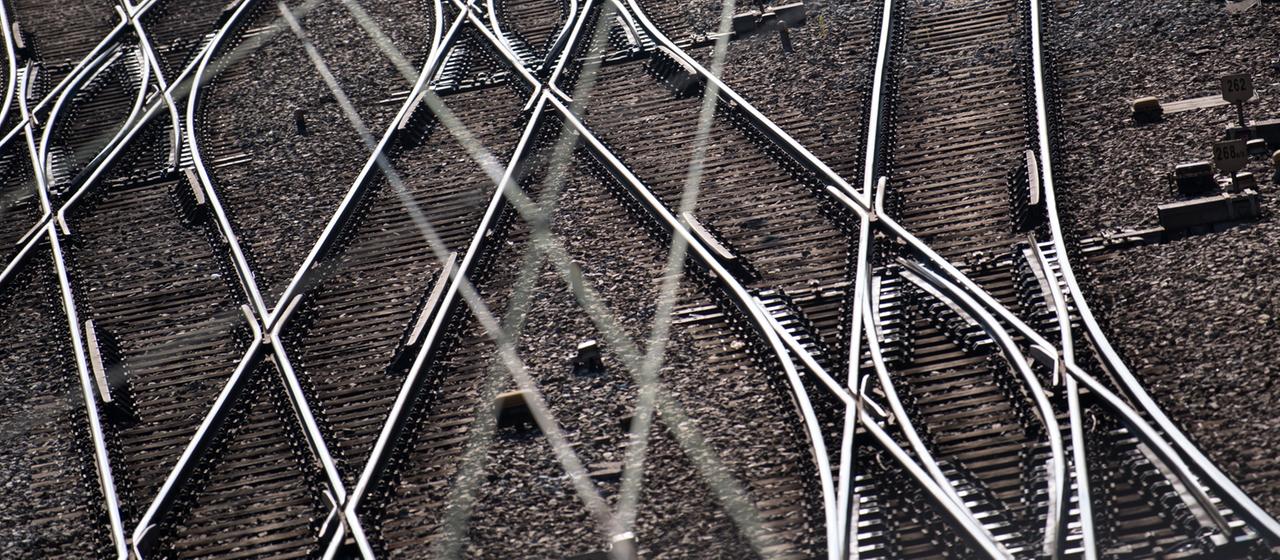 Bahngleise und Oberleitungen