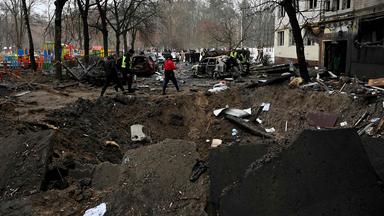 Ein Krater neben einem Wohnhaus nach einem Raketeneinschlag in Kiew.