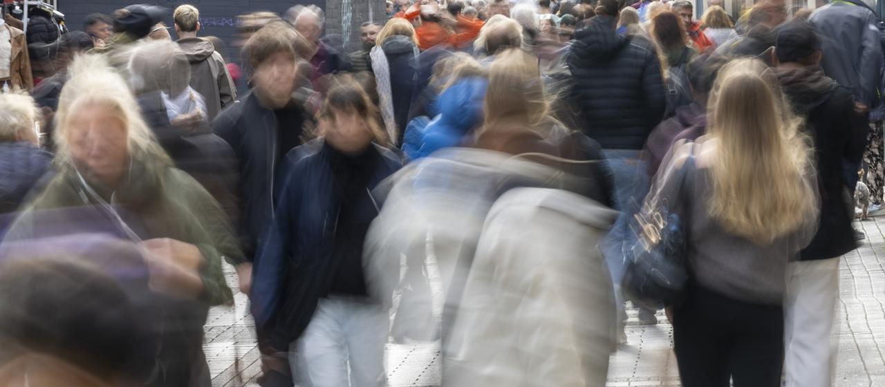 Passanten in einer Fußgängerzone | dpa Passanten in einer Fußgängerzone