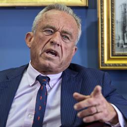 Robert F. Kennedy Jr. spricht während eines Treffens mit Senator John Cornyn im Kapitol in Washington D.C. (USA)