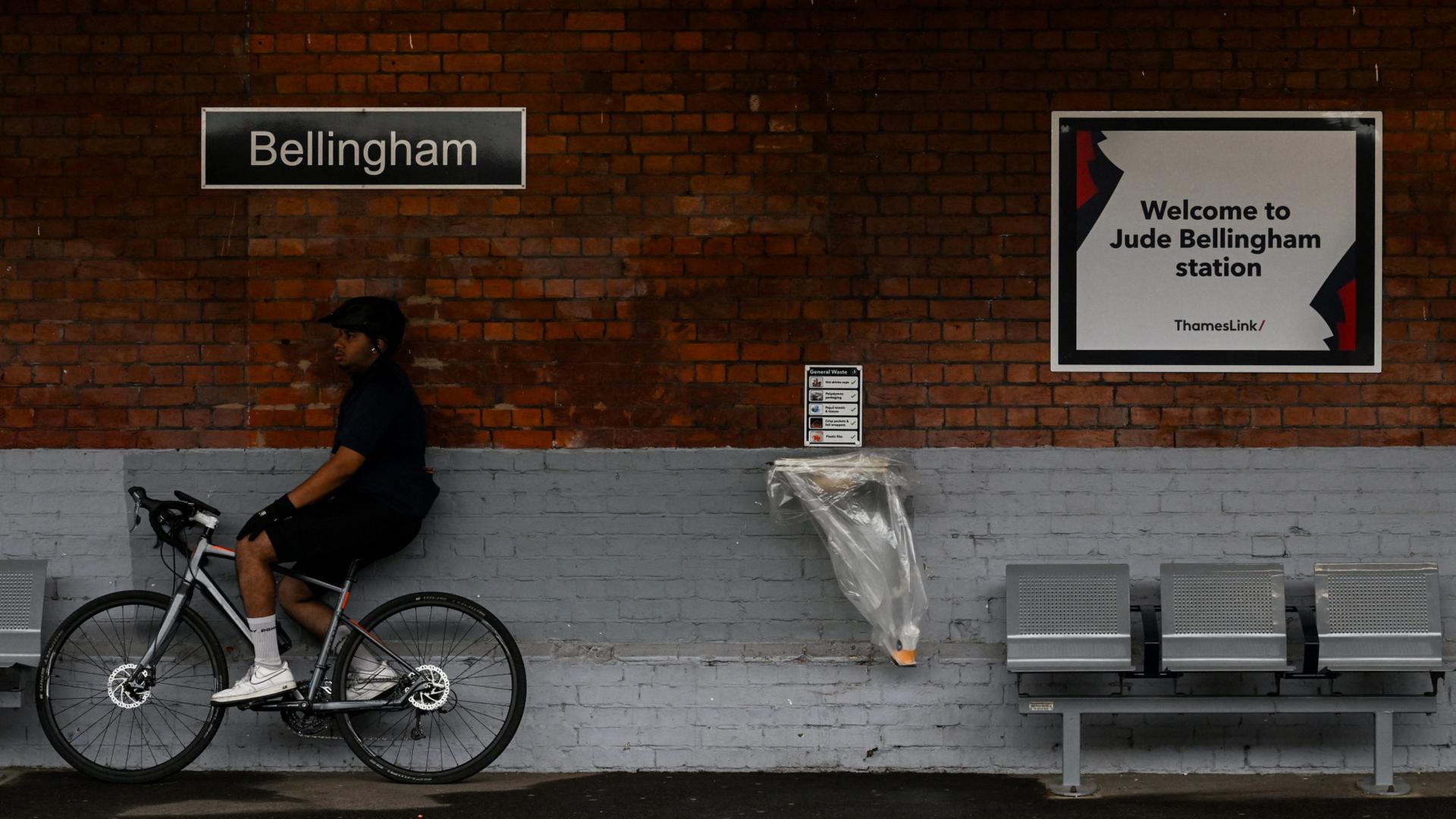 Ein Radfahrer wartet auf dem Bahnsteig des Bahnhofs von Bellingham in London auf einen Zug. | REUTERS