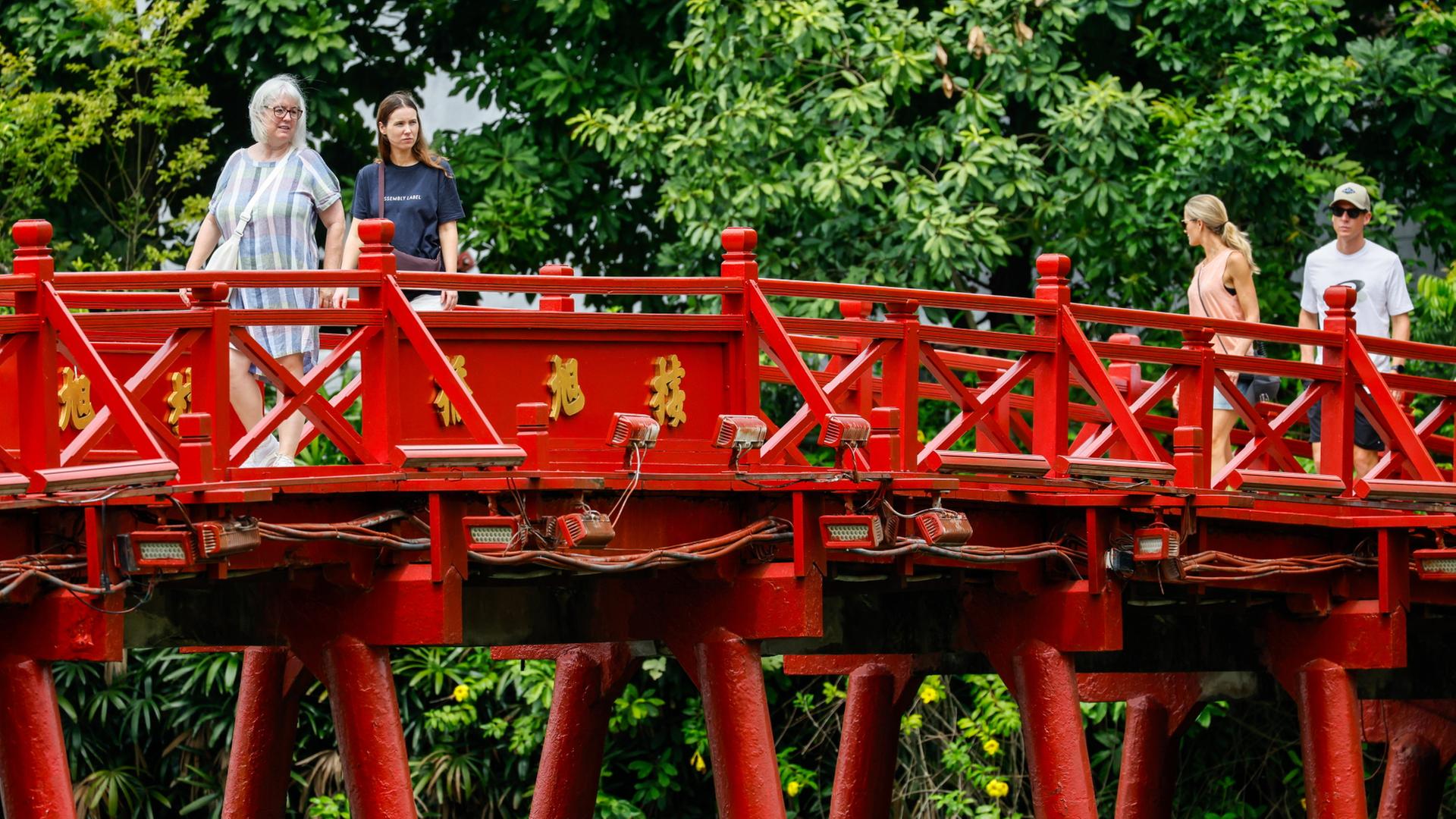 Tourismus in Vietnam, Nick Cave, Stuntman in Frankreich